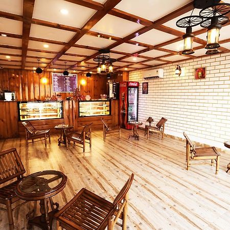 The Grand Orion Hotel Chinhat Buitenkant foto