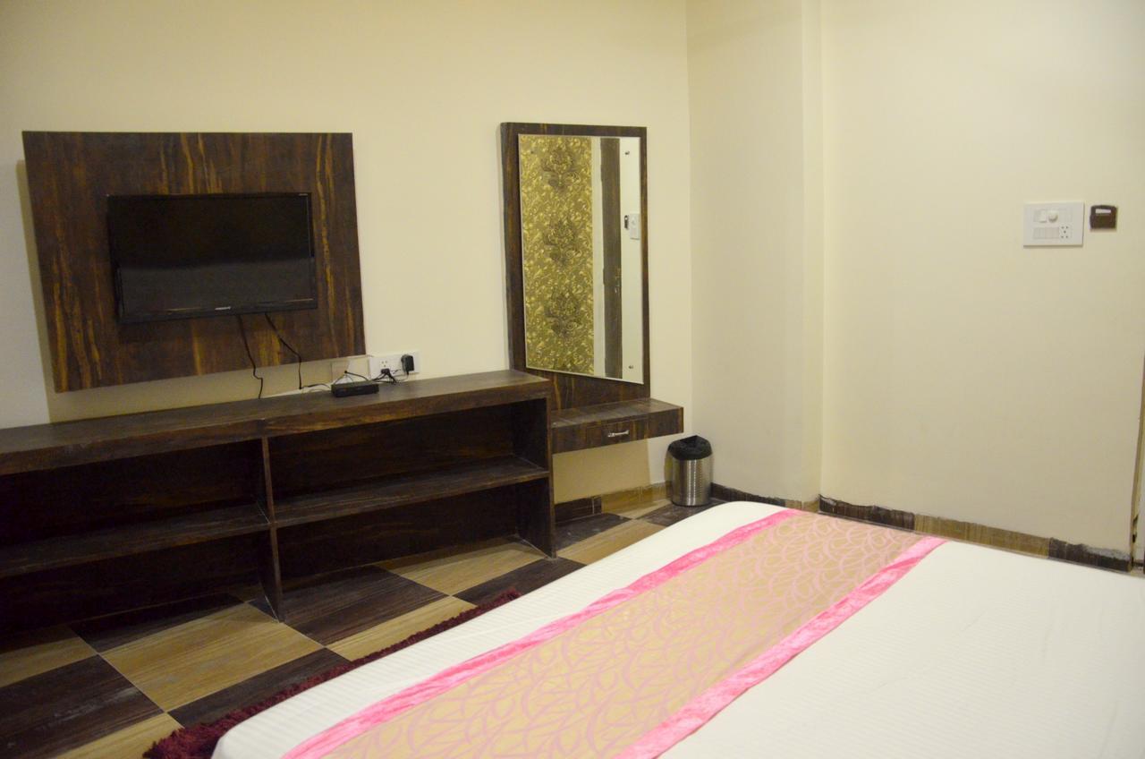 The Grand Orion Hotel Chinhat Buitenkant foto