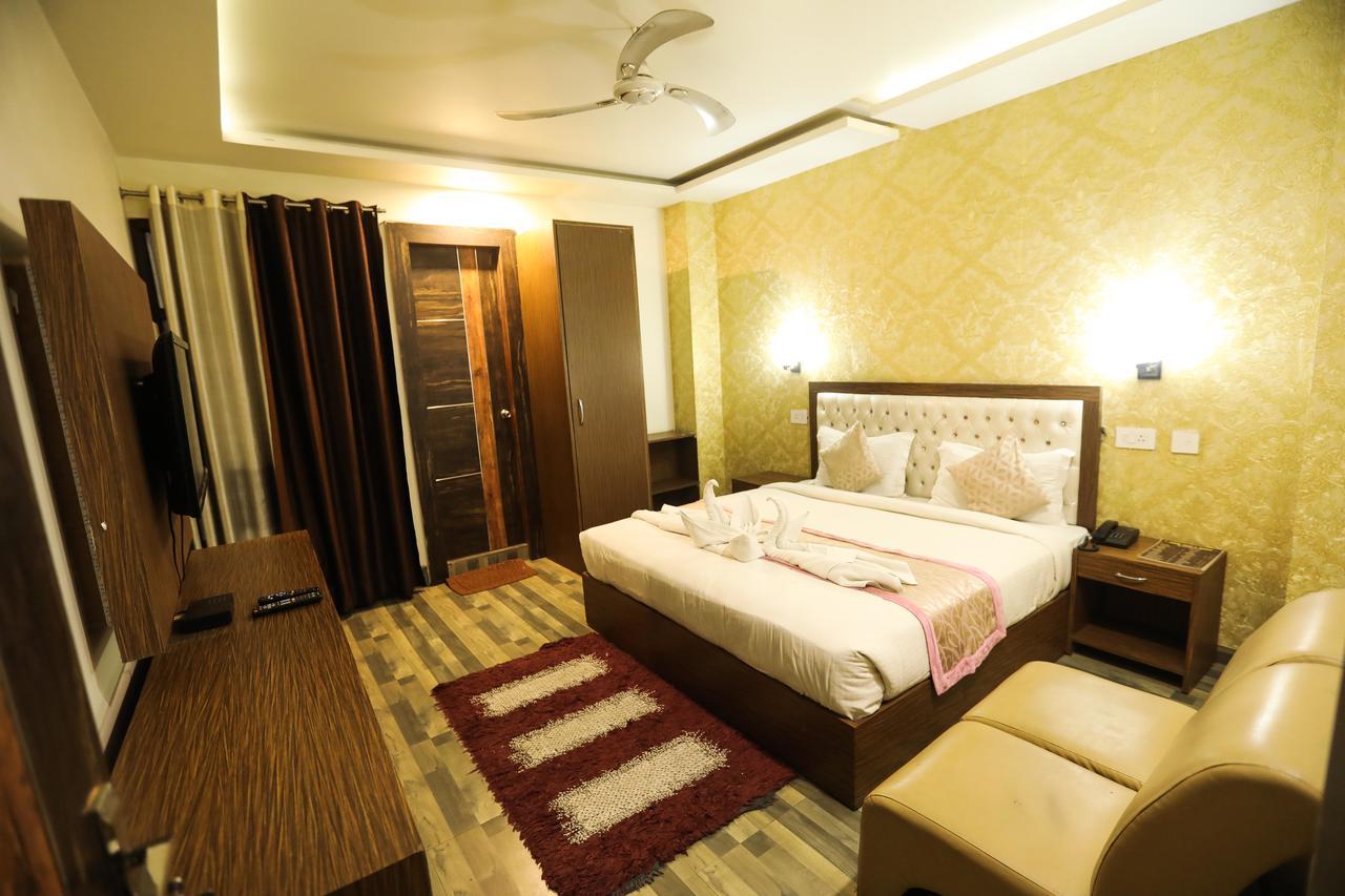 The Grand Orion Hotel Chinhat Buitenkant foto