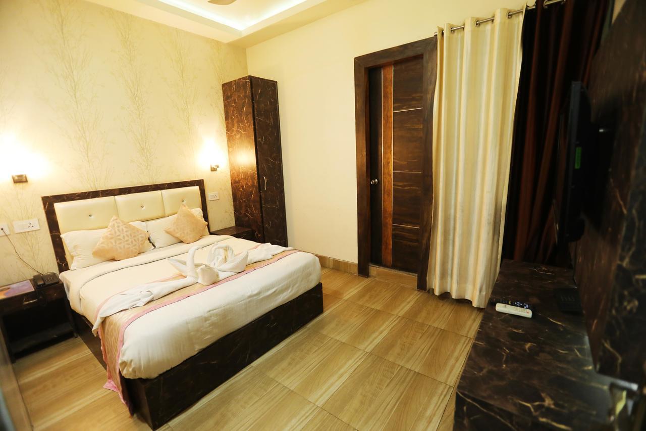 The Grand Orion Hotel Chinhat Buitenkant foto