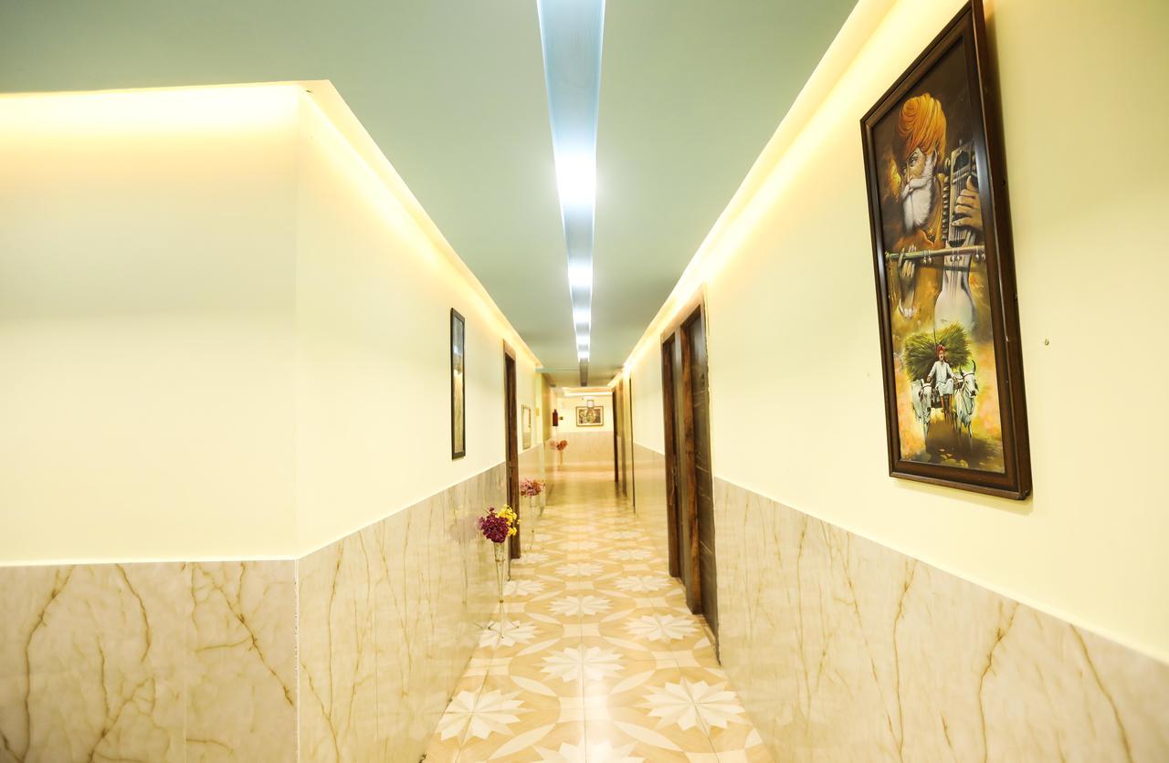 The Grand Orion Hotel Chinhat Buitenkant foto
